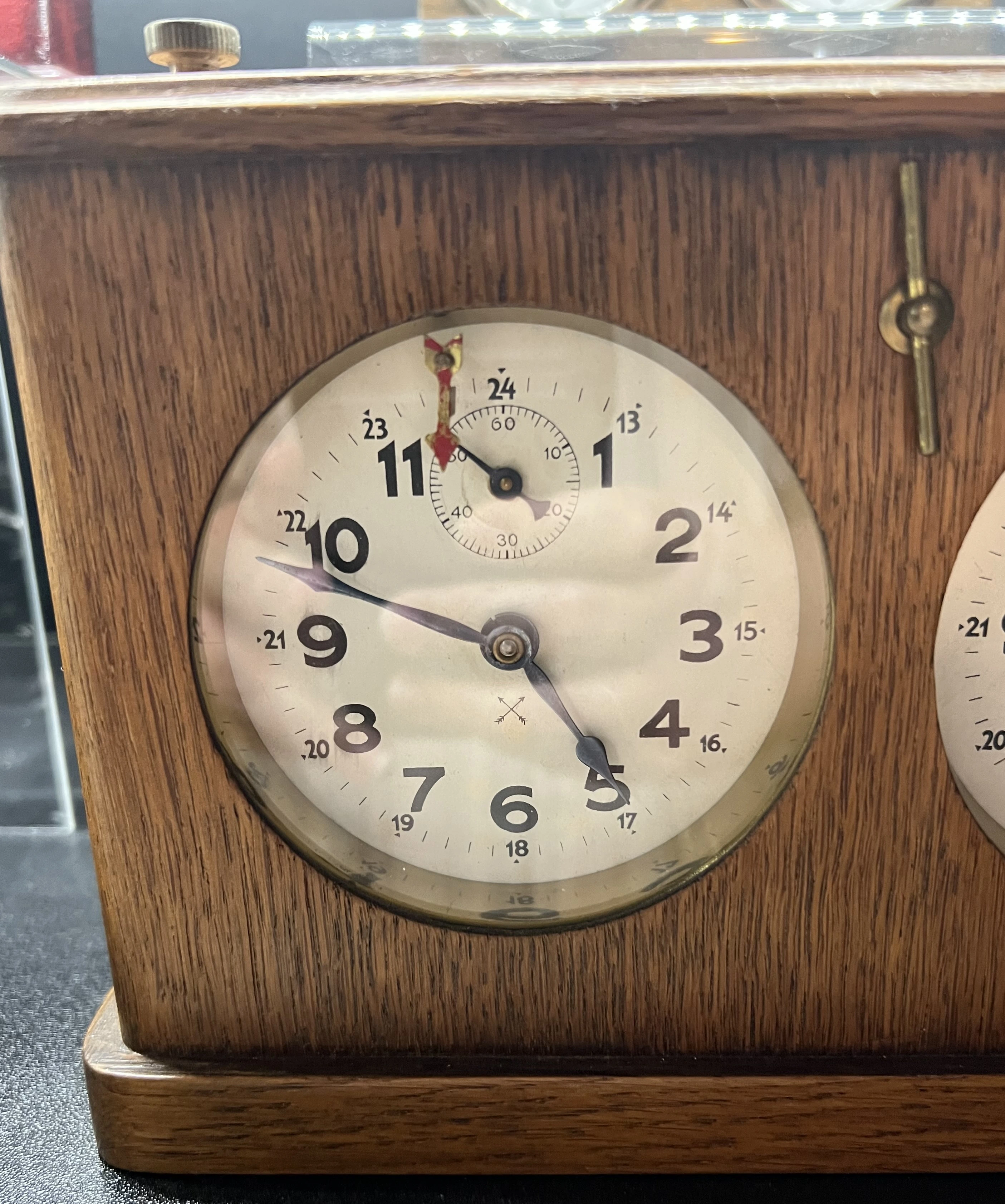 Dial detail showing the crossed-arrows HAC / HAU identification mark.