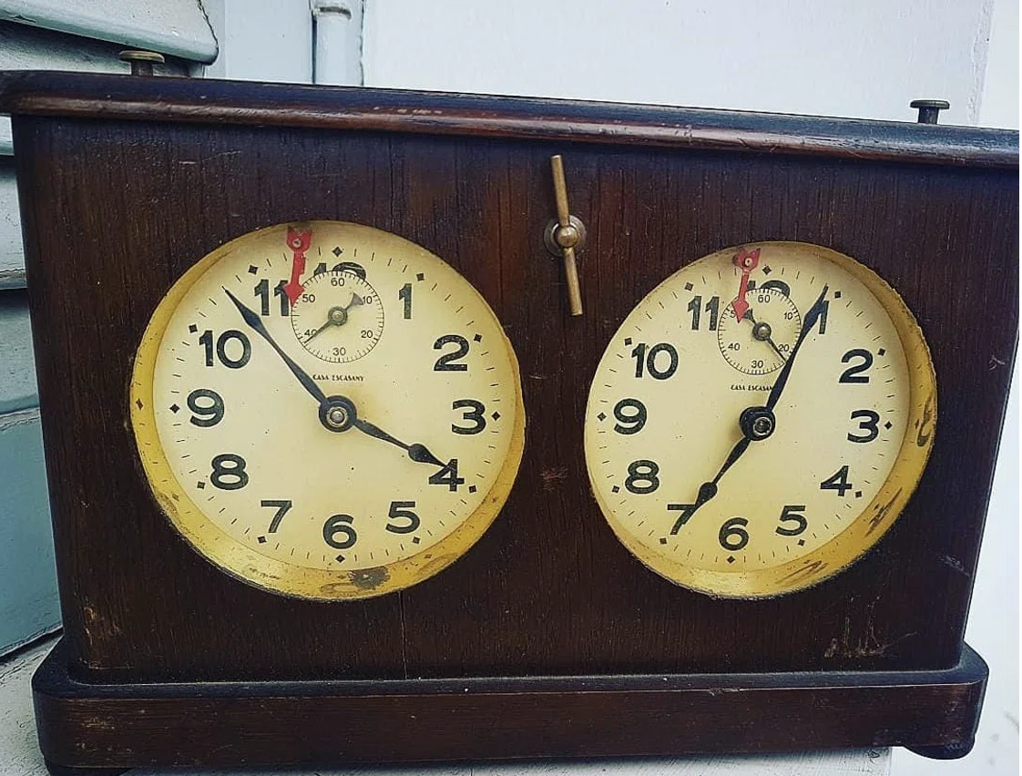 Argentine Junghans import, probably 1930s. German imports were common because Argentina did not yet have an industrialized clock-production base. This example is branded for the Club Argentino de Ajedrez, founded in 1905 and host of the 1927 World Chess Championship match.