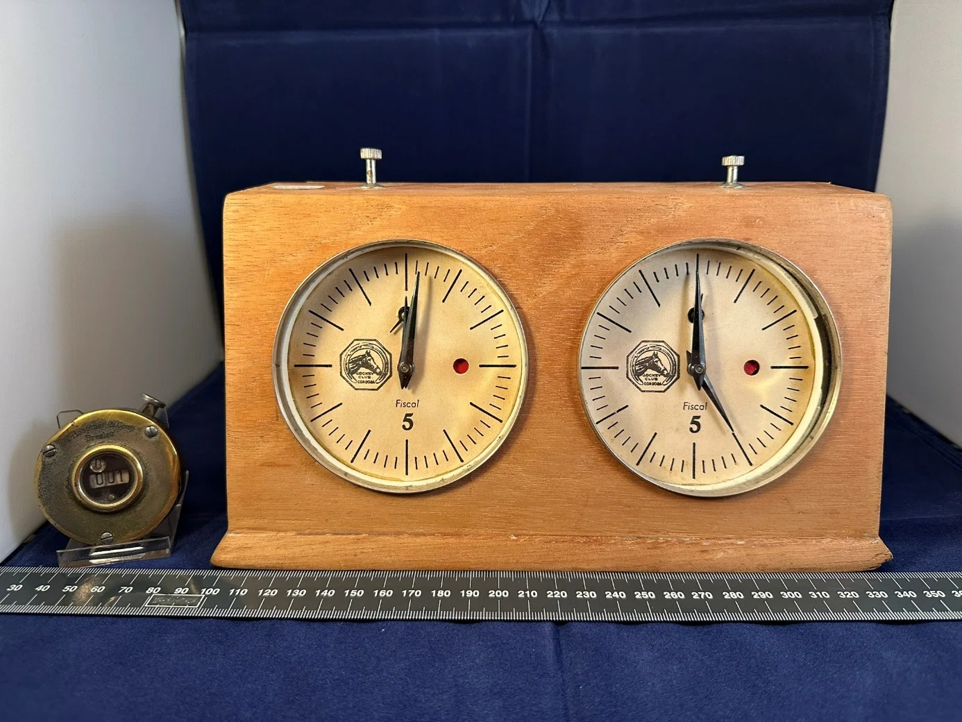 Argentina — Jockey Club Córdoba, 1930s Red disk appeared in the final quarter-hour; built-in bell rang at expiration.